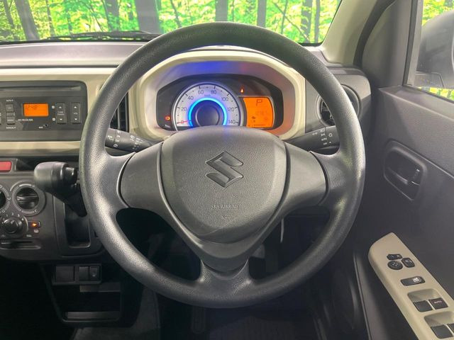 �C���e���A�ɍ��킹���f�U�C���̃X�e�A�����O�́A�^�]�������̂��Ƃ��l���A�^�]���₷���`��A�傫���ł��B�����x�A���ۂɐG���Ă��m���߂��������B