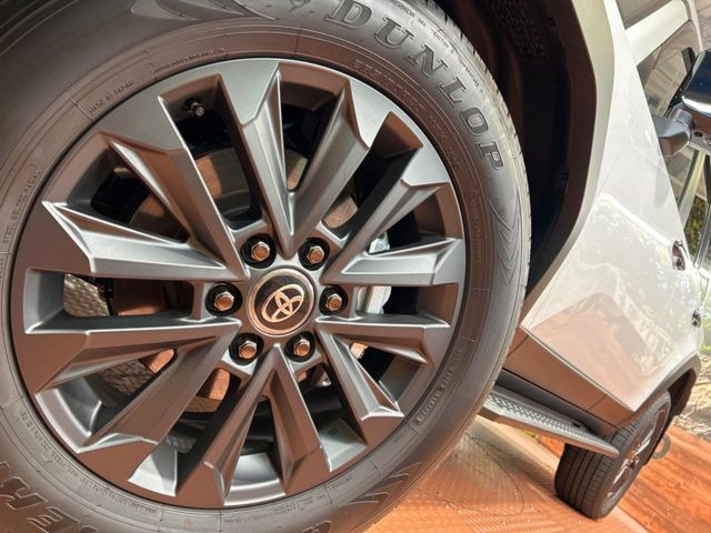 �y����20�C���`�A���~�z�C�[���z�O�ςɃ}�b�`���������A���~�z�C�[���𑕒����Ă���܂��B�e��ЊO�A���~�z�C�[����A�X�^�b�h���X�^�C�����戵�����Ă���܂��B���񂲑��k����������