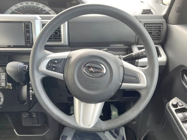 �C���e���A�ɍ��킹���f�U�C���̃X�e�A�����O�́A�^�]�������̂��Ƃ��l���A�^�]���₷���`��A�傫���ł��B�����x�A���ۂɐG���Ă��m���߂��������B