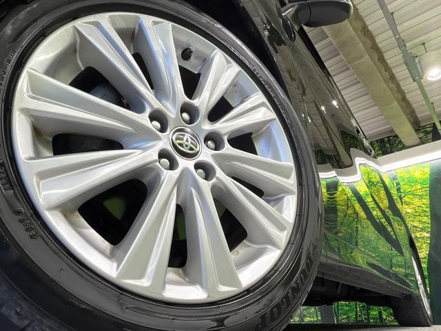 【純正18インチアルミホイール】外観にマッチした純正アルミホイールを装着しております。各種社外アルミホイールや、スタッドレスタイヤも取扱いしております。是非ご相談ください♪