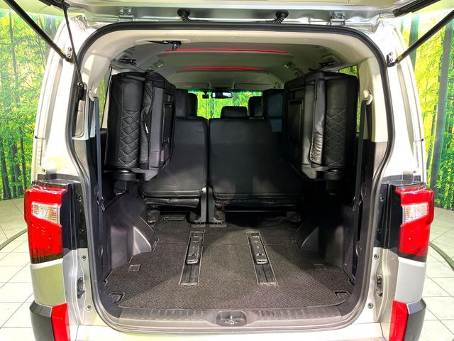 ���i�̂���������ʋ΁A���}���ɏ\���ȉ׎��X�y�[�X���m�ۂ��Ă���܂��B�Z�J���h�V�[�g��|���ƁA�傫�ȉו��̐ύڂ��\�ł���