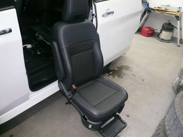 セレナ2.0 ハイウェイスターV セカンドスライドアップシート