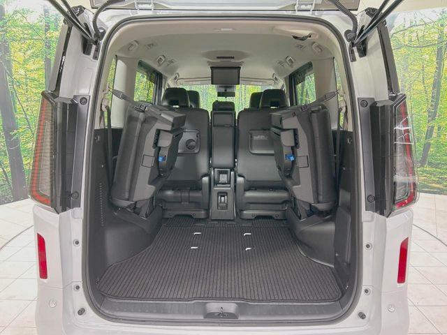 ���i�̂���������ʋ΁A���}���ɏ\���ȉ׎��X�y�[�X���m�ۂ��Ă���܂��B�Z�J���h�V�[�g�𒵂ˏグ��ƁA�傫�ȉו��̐ύڂ��\�ł���