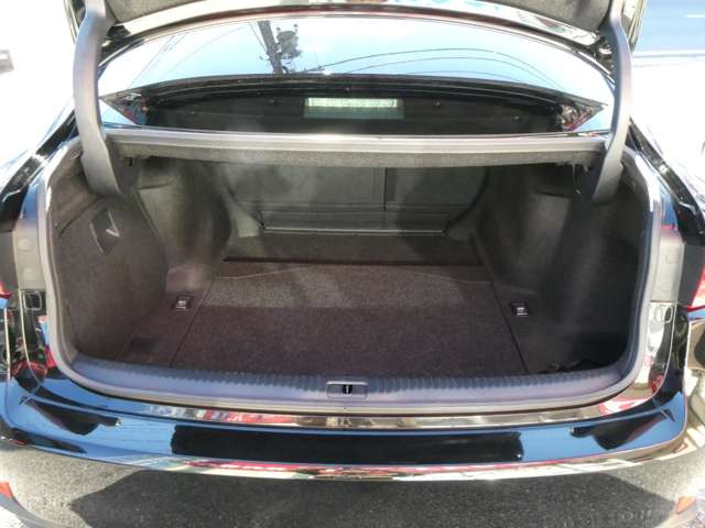 ラゲッジスペースの間口も広々♪普段のお買い物に、レジャーに、お仕事にも大活躍の1台です♪奥行もあって大きい荷物も運んでくれる頼れるパートナーですね♪