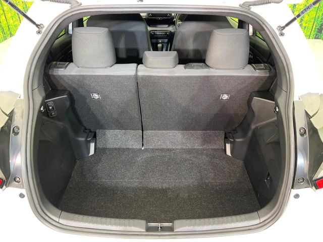 ���i�̂���������ʋ΁A���}���ɏ\���ȉ׎��X�y�[�X���m�ۂ��Ă���܂��B�Z�J���h�V�[�g��|���ƁA�傫�ȉו��̐ύڂ��\�ł���