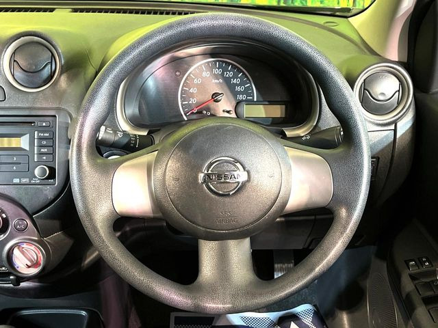 �C���e���A�ɍ��킹���f�U�C���̃X�e�A�����O�́A�^�]�������̂��Ƃ��l���A�^�]���₷���`��A�傫���ł��B�����x�A���ۂɐG���Ă��m���߂��������B