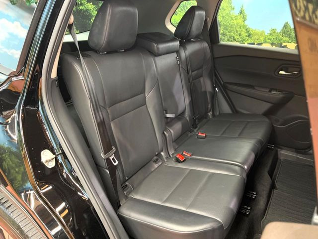 後部座席も気になるようなキズ・汚れやへたり等、大きなダメージはなく、良好な状態です。