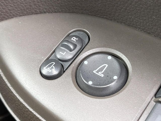 �y�d���i�[�~���[�z�T�C�h�~���[�͓d���i�[���ƂȂ��Ă���A�������ԏ�ł��L�Y�������X�N��}�����܂��B