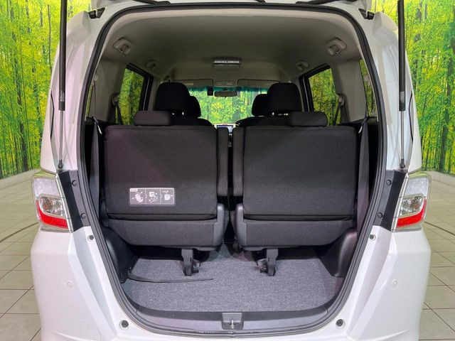 ���i�̂���������ʋ΁A���}���ɏ\���ȉ׎��X�y�[�X���m�ۂ��Ă���܂��B�Z�J���h�V�[�g��|���ƁA�傫�ȉו��̐ύڂ��\�ł���