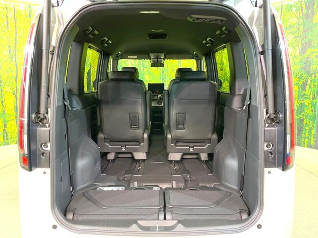 ���i�̂���������ʋ΁A���}���ɏ\���ȉ׎��X�y�[�X���m�ۂ��Ă���܂��B�Z�J���h�V�[�g��|���ƁA�傫�ȉו��̐ύڂ��\�ł���