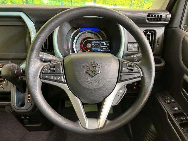 �C���e���A�ɍ��킹���f�U�C���̃X�e�A�����O�́A�^�]�������̂��Ƃ��l���A�^�]���₷���`��A�傫���ł��B�����x�A���ۂɐG���Ă��m���߂��������B