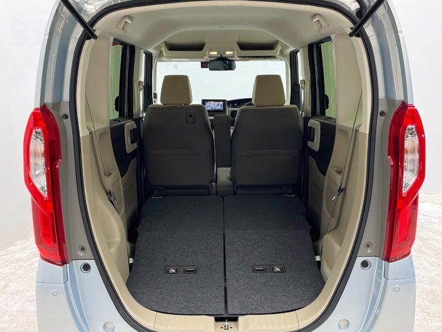 ���i�̂���������ʋ΁A���}���ɏ\���ȉ׎��X�y�[�X���m�ۂ��Ă���܂��B�Z�J���h�V�[�g��|���ƁA�傫�ȉו��̐ύڂ��\�ł���