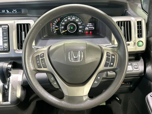 �C���e���A�ɍ��킹���f�U�C���̃X�e�A�����O�́A�^�]�������̂��Ƃ��l���A�^�]���₷���`��A�傫���ł��B�����x�A���ۂɐG���Ă��m���߂��������B