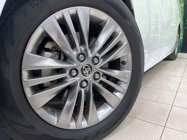 【純正18インチアルミホイール】外観にマッチした純正アルミホイールを装着しております。各種社外アルミホイールや、スタッドレスタイヤも取扱いしております。是非ご相談ください♪