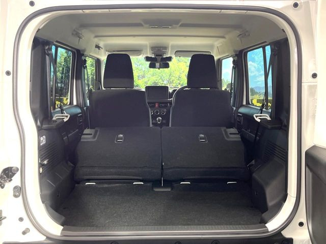 ���i�̂���������ʋ΁A���}���ɏ\���ȉ׎��X�y�[�X���m�ۂ��Ă���܂��B�Z�J���h�V�[�g��|���ƁA�傫�ȉו��̐ύڂ��\�ł���