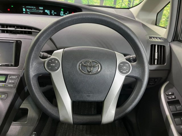 �C���e���A�ɍ��킹���f�U�C���̃X�e�A�����O�́A�^�]�������̂��Ƃ��l���A�^�]���₷���`��A�傫���ł��B�����x�A���ۂɐG���Ă��m���߂��������B