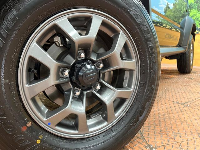 �y�����A���~�z�C�[���z�O�ςɃ}�b�`���������A���~�z�C�[���𑕒����Ă���܂��B�e��ЊO�A���~�z�C�[����A�X�^�b�h���X�^�C�����戵�����Ă���܂��B���񂲑��k����������