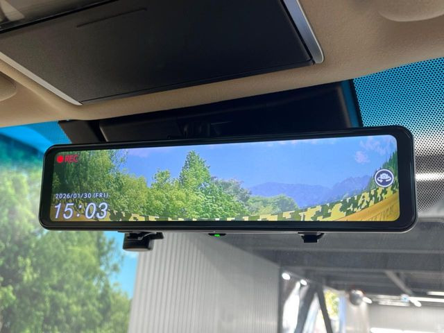【デジタルインナーミラー】後席の大きな荷物や同乗者で後方が確認しづらい時でも安心!カメラが撮影した車両後方の映像をルームミラー内に表示。クリアな視界で状況の確認が可能です!