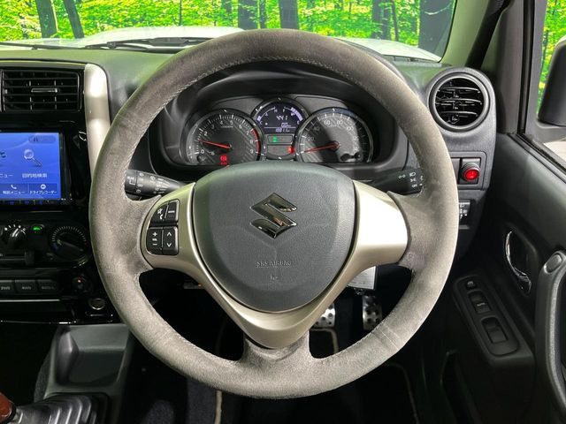 �C���e���A�ɍ��킹���f�U�C���̃X�e�A�����O�́A�^�]�������̂��Ƃ��l���A�^�]���₷���`��A�傫���ł��B�����x�A���ۂɐG���Ă��m���߂��������B