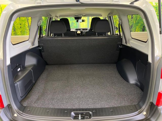 ���i�̂���������ʋ΁A���}���ɏ\���ȉ׎��X�y�[�X���m�ۂ��Ă���܂��B�Z�J���h�V�[�g��|���ƁA�傫�ȉו��̐ύڂ��\�ł���