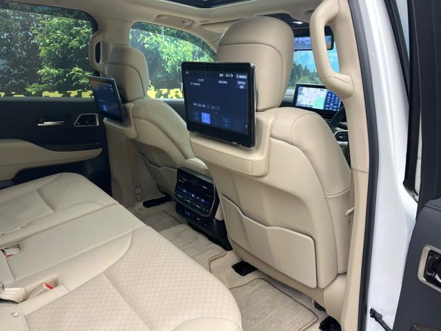 【後席モニター】家族や友人とお出かけする機会が多い方に大人気の後席モニターを装備!見やすい位置に画面がありテレビやDVDの視聴も快適!友達もお子様も、後席にしか乗らなくなるかも??