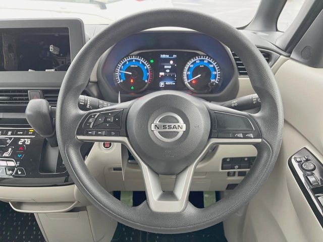 �C���e���A�ɍ��킹���f�U�C���̃X�e�A�����O�́A�^�]�������̂��Ƃ��l���A�^�]���₷���`��A�傫���ł��B�����x�A���ۂɐG���Ă��m���߂��������B