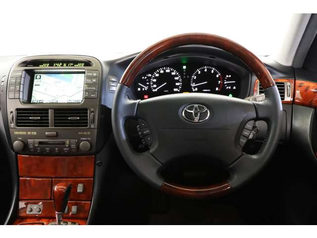 �傫�ȃ{�f�B�ł���Ȃ���A�s�������������Ȃ����i���ƁA���Ȃ₩�ɘH�ʂ����Ȃ���薡�́A�������ړ��ł����^���𔭊����܂��B�h���C�o�[�͖��������邱�ƂȂ��h���C�u�����y���݂��������܂�