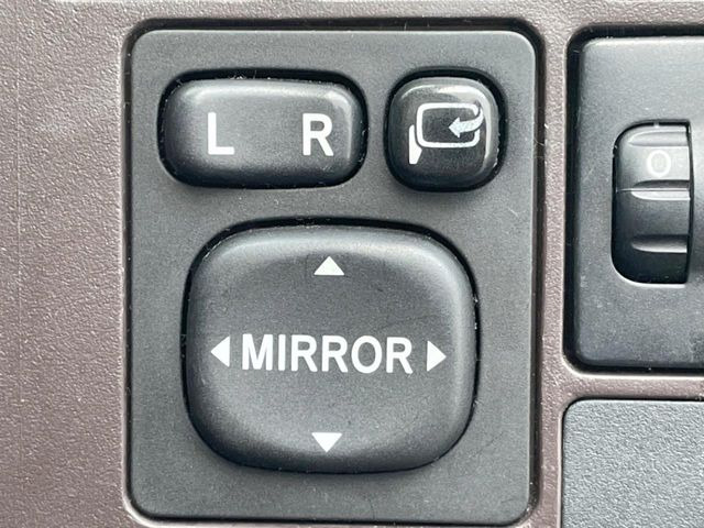 �y�d���i�[�~���[�z�T�C�h�~���[�͓d���i�[���ƂȂ��Ă���A�������ԏ�ł��L�Y�������X�N��}�����܂��B