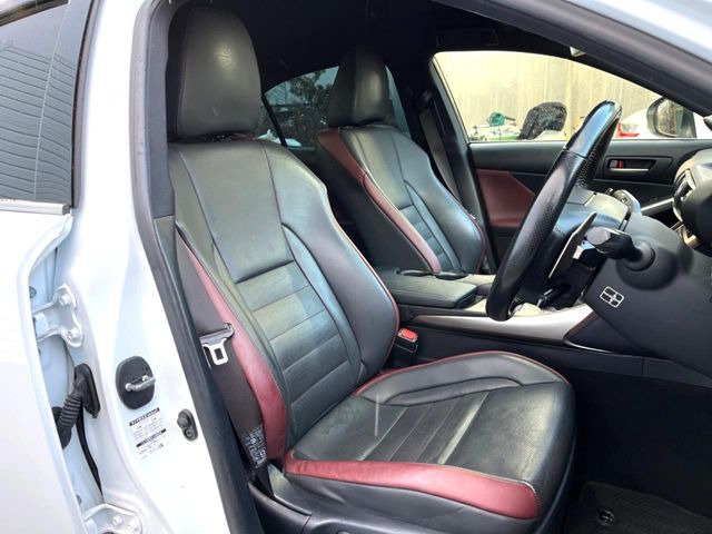 【専用スポーツシート】ホールド性に優れ、カーブ時の体が流れを抑制してくれます。また、体にフィットするから腰や背中が疲れにくく、ロングドライブや高速走行でも快適にお過ごしいただけます♪