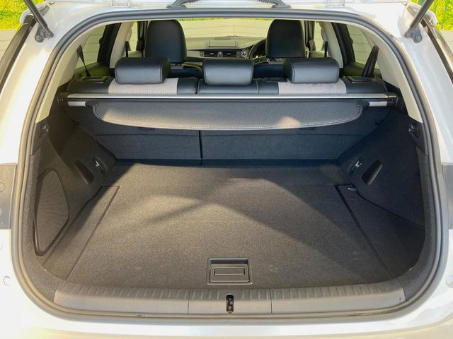 ���i�̂���������ʋ΁A���}���ɏ\���ȉ׎��X�y�[�X���m�ۂ��Ă���܂��B�Z�J���h�V�[�g��|���ƁA�傫�ȉו��̐ύڂ��\�ł���