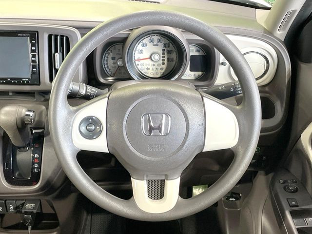 �C���e���A�ɍ��킹���f�U�C���̃X�e�A�����O�́A�^�]�������̂��Ƃ��l���A�^�]���₷���`��A�傫���ł��B�����x�A���ۂɐG���Ă��m���߂��������B