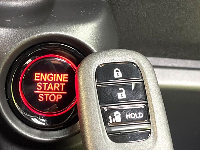 �yHonda�X�}�[�g�L�[�z�J�o����|�P�b�g�ɓ��ꂽ�܂܂ł��h�A�̎{���E�������\�ȃX�}�[�g�L�[�𑕔��B�G���W���̃I���E�I�t�����J�M�����o���K�v����������Ƃ��Ă��֗��ł���