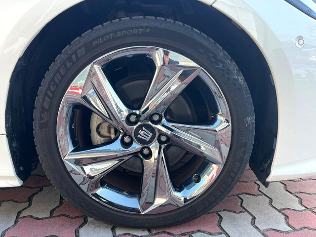 �y����18�C���`�A���~�z�C�[���z�O�ςɃ}�b�`���������A���~�z�C�[���𑕒����Ă���܂��B�e��ЊO�A���~�z�C�[����A�X�^�b�h���X�^�C�����戵�����Ă���܂��B���񂲑��k����������