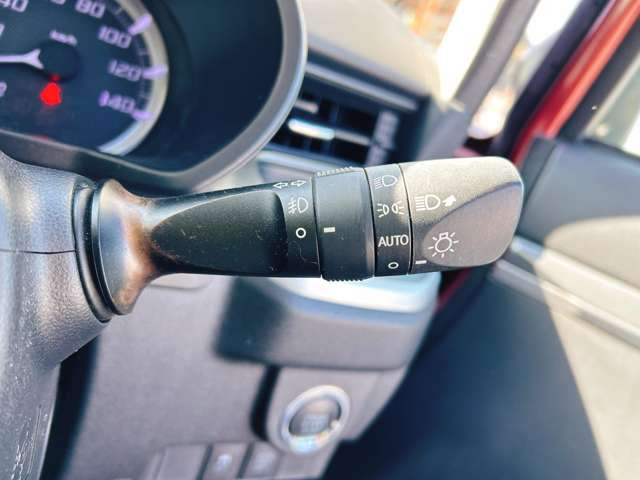 �y�I�[�g���C�g�z�ԊO�̖��邳�����m���āA�����I�Ƀw�b�h���C�g��_�����Ă���܂���g���l���𑖍s����ۂɂ��A�����I�ɓ_�����Ă���ĕ֗��ȑ�����1�ł���