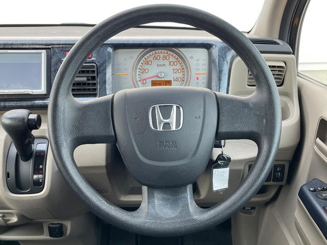 �C���e���A�ɍ��킹���f�U�C���̃X�e�A�����O�́A�^�]�������̂��Ƃ��l���A�^�]���₷���`��A�傫���ł��B�����x�A���ۂɐG���Ă��m���߂��������B