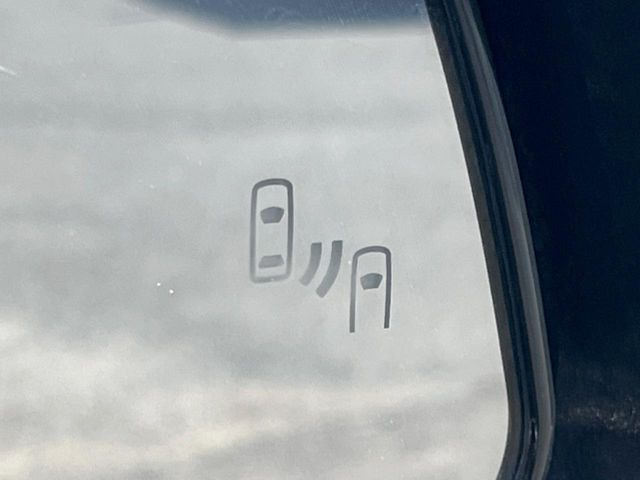 【ブラインドスポットモニター】走行中、ドアミラーの死角になりやすい箇所に後続車が接近するとサイドミラーのレンズに警告を表示!ドライバーに注意喚起をしてくれます。