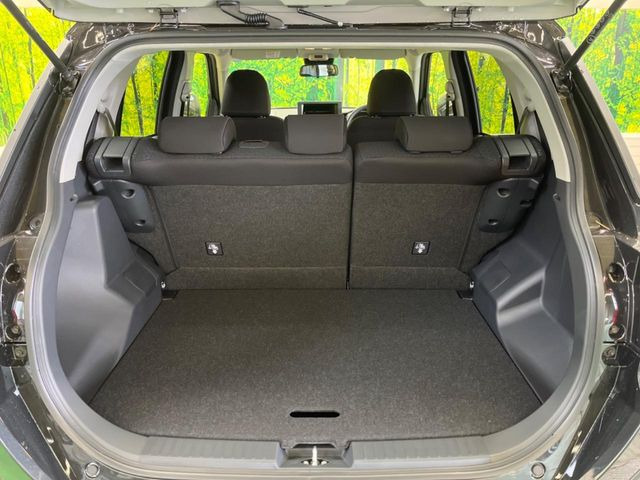 ���i�̂���������ʋ΁A���}���ɏ\���ȉ׎��X�y�[�X���m�ۂ��Ă���܂��B�Z�J���h�V�[�g��|���ƁA�傫�ȉו��̐ύڂ��\�ł���