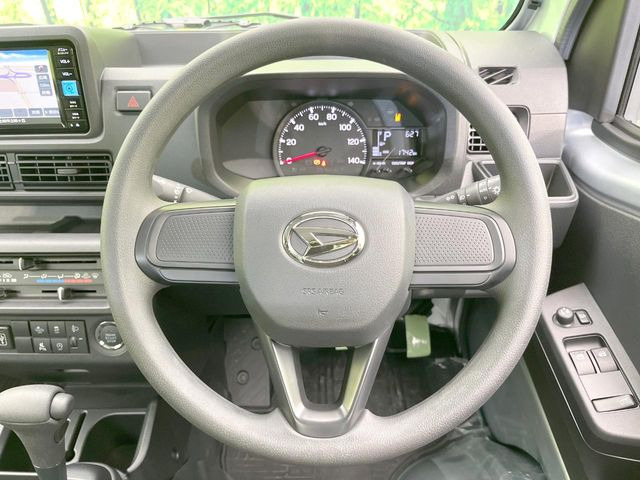 �C���e���A�ɍ��킹���f�U�C���̃X�e�A�����O�́A�^�]�������̂��Ƃ��l���A�^�]���₷���`��A�傫���ł��B�����x�A���ۂɐG���Ă��m���߂��������B