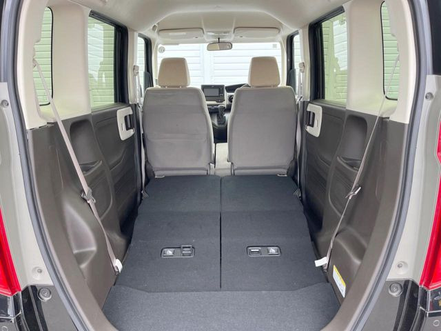 ���i�̂���������ʋ΁A���}���ɏ\���ȉ׎��X�y�[�X���m�ۂ��Ă���܂��B�Z�J���h�V�[�g��|���ƁA�傫�ȉו��̐ύڂ��\�ł���