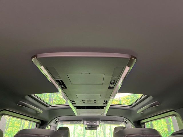 【左右独立ムーンルーフ】2列目左右席にそれぞれ配置されたガラスルーフ!日差しに合わせて片側だけシェードを閉めることも可能です!