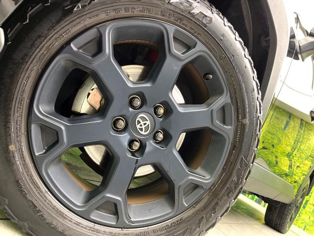 【グレード専用純正18インチアルミホイール】デザイン性の高い純正アルミホイールを装着しております。各種社外アルミホイールや、スタッドレスタイヤも取扱いしております。是非ご相談ください♪