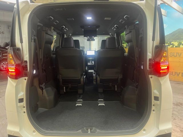 ���i�̂���������ʋ΁A���}���ɏ\���ȉ׎��X�y�[�X���m�ۂ��Ă���܂��B�Z�J���h�V�[�g��|���ƁA�傫�ȉו��̐ύڂ��\�ł���