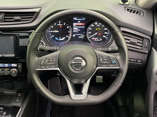 �C���e���A�ɍ��킹���f�U�C���̃X�e�A�����O�́A�^�]�������̂��Ƃ��l���A�^�]���₷���`��A�傫���ł��B�����x�A���ۂɐG���Ă��m���߂��������B