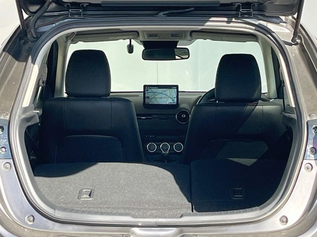 ���i�̂���������ʋ΁A���}���ɏ\���ȉ׎��X�y�[�X���m�ۂ��Ă���܂��B�Z�J���h�V�[�g��|���ƁA�傫�ȉו��̐ύڂ��\�ł���