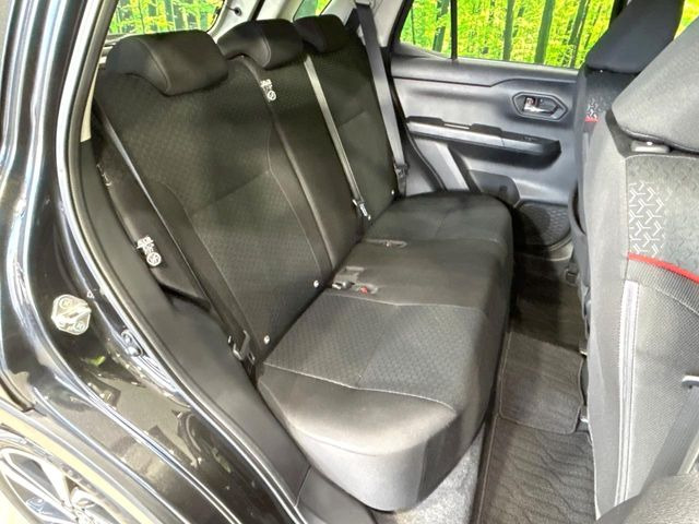 後部座席も気になるようなキズ・汚れやへたり等、大きなダメージはなく、良好な状態です。