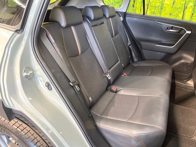 後部座席も気になるようなキズ・汚れやへたり等、大きなダメージはなく、良好な状態です。