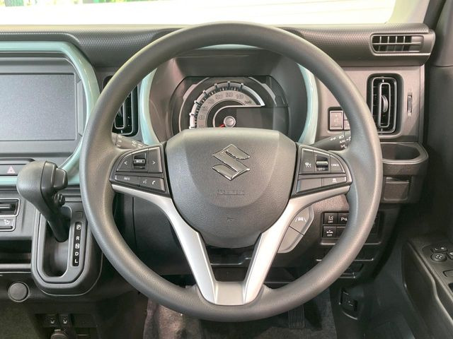 �C���e���A�ɍ��킹���f�U�C���̃X�e�A�����O�́A�^�]�������̂��Ƃ��l���A�^�]���₷���`��A�傫���ł��B�����x�A���ۂɐG���Ă��m���߂��������B