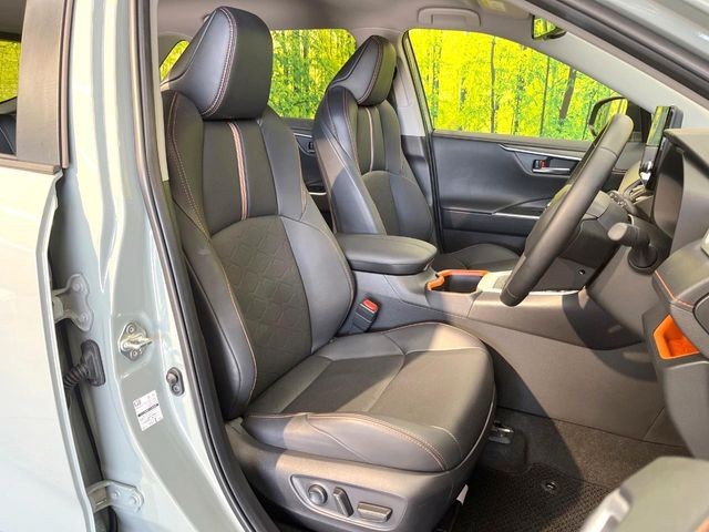 【合皮レザーシート】汚れのふき取りが容易でメンテナンスもが簡単な、機能性に優れる合成皮革を採用した上質なシートです。座り心地もよく、高級感あふれる心地良い車内空間を演出してくれます。