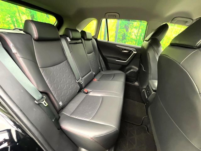 後部座席も気になるようなキズ・汚れやへたり等、大きなダメージはなく、良好な状態です。