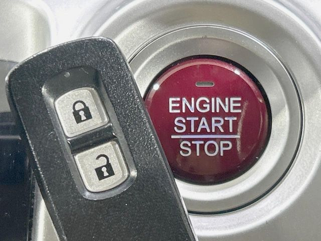 �yHonda�X�}�[�g�L�[�z�J�o����|�P�b�g�ɓ��ꂽ�܂܂ł��h�A�̎{���E�������\�ȃX�}�[�g�L�[�𑕔��B�G���W���̃I���E�I�t�����J�M�����o���K�v����������Ƃ��Ă��֗��ł���